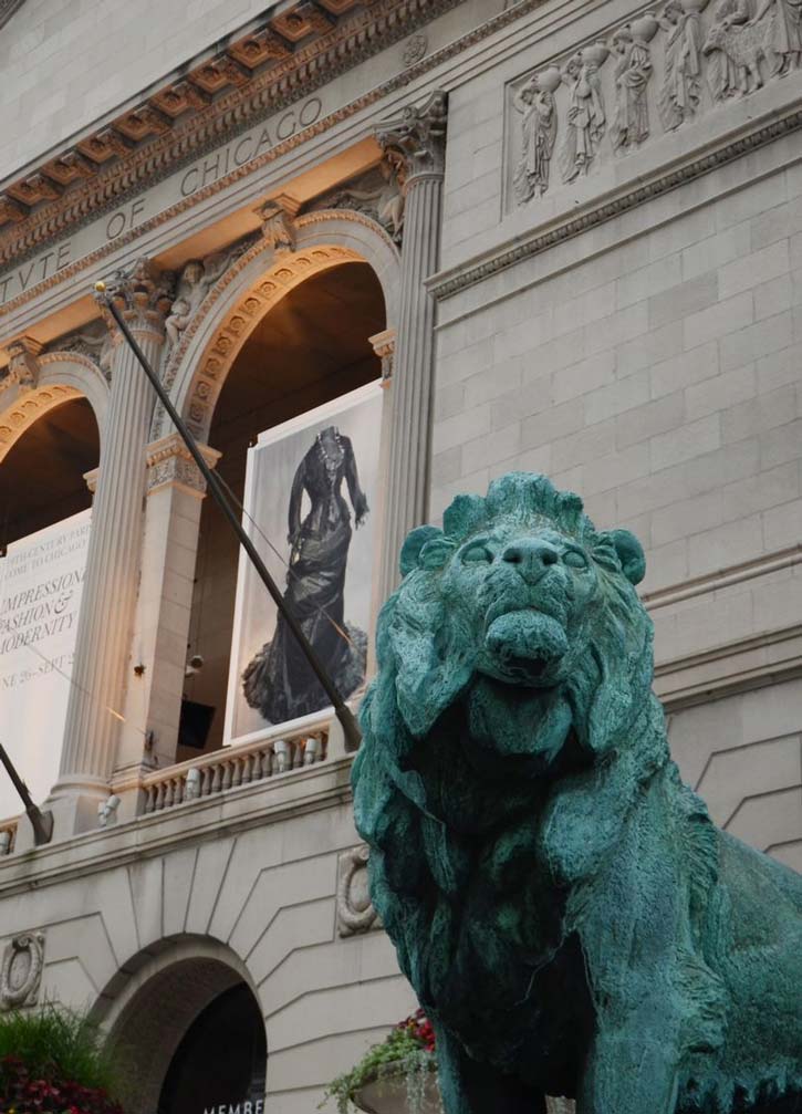 Statue of a lion in front of the Art Institute of Chicago.