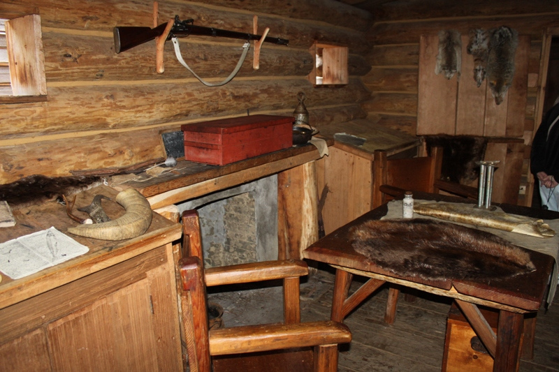 An exhibit inside a log cabin building recreating the lifestyle at Fort Clatsop.