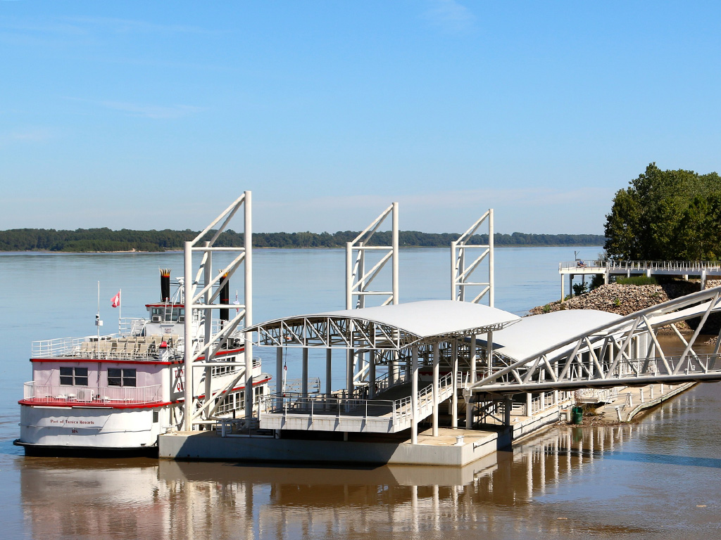 riverboat moored in tunica