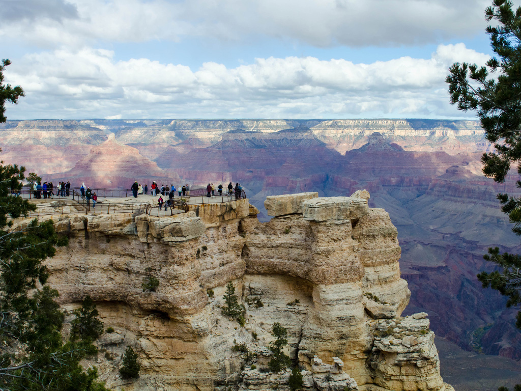 tourists standing on mather point in grand canyon national park